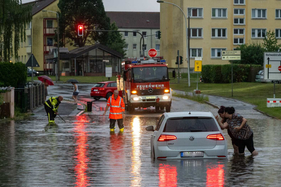 In Zittau wurde eine Golffahrerin vom Unwetter überrascht.