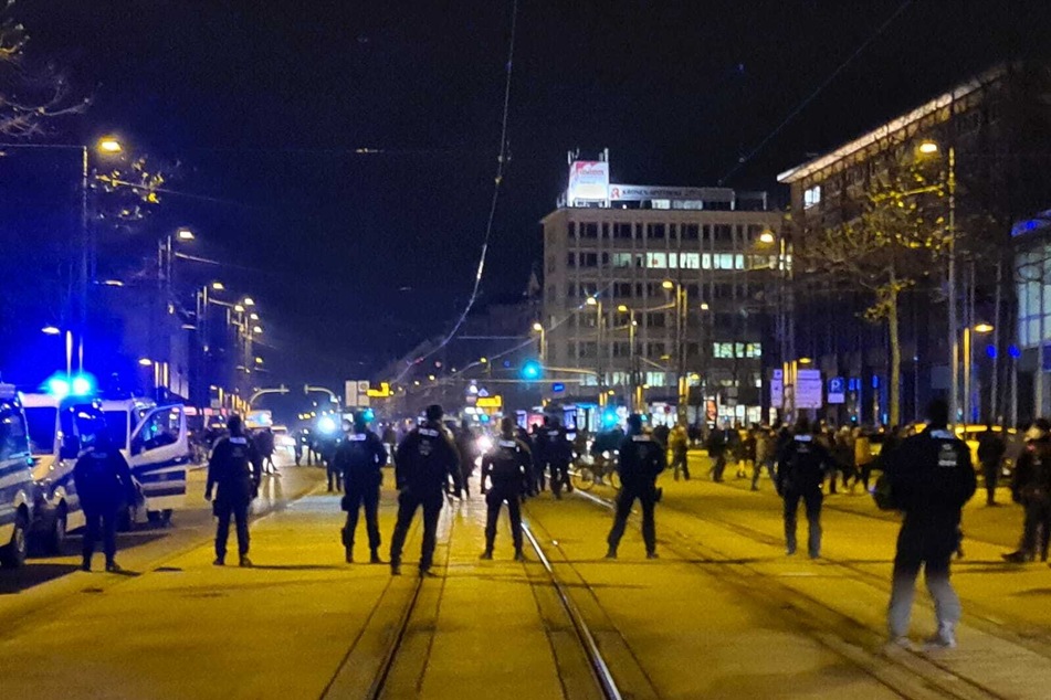 Die Polizei stand am Montagabend auf der Straße der Nationen in Chemnitz etlichen Corona-Gegnern entgegen.