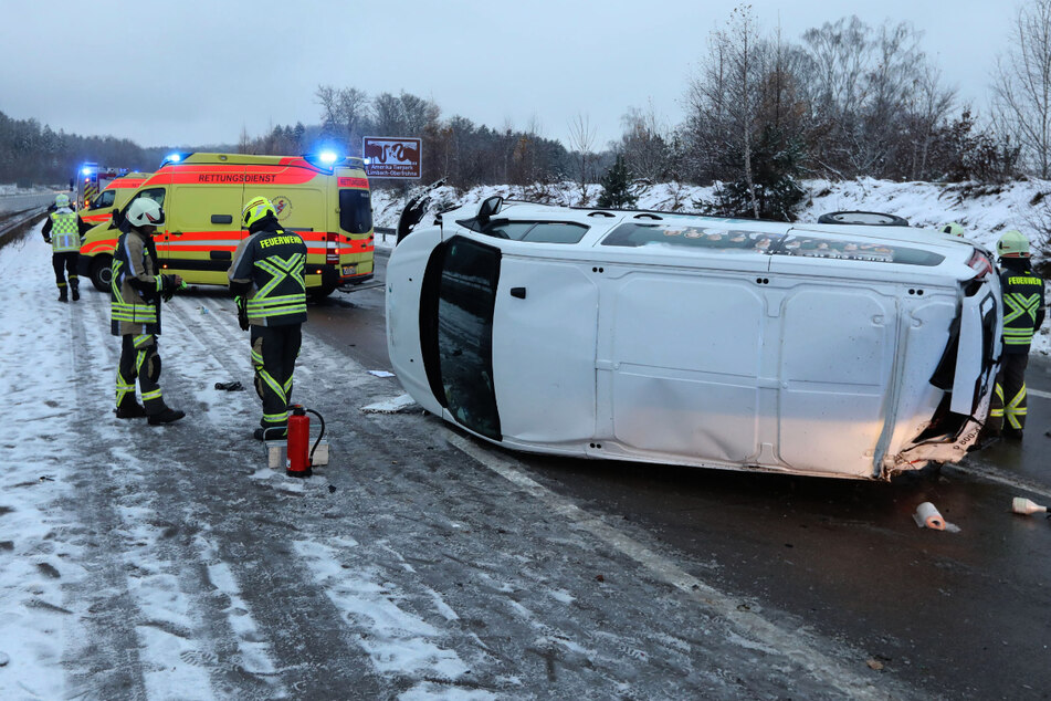 Unfall A4: Glätteunfall: Ford-Transporter überschlägt sich auf der A4