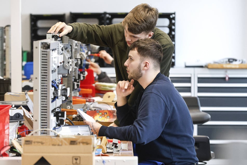 Ein Elektroniker-Azubi baut ein Motorschutzrelais: Technische Ausbildungen sind eine gute Grundlage für spätere Karrieren.