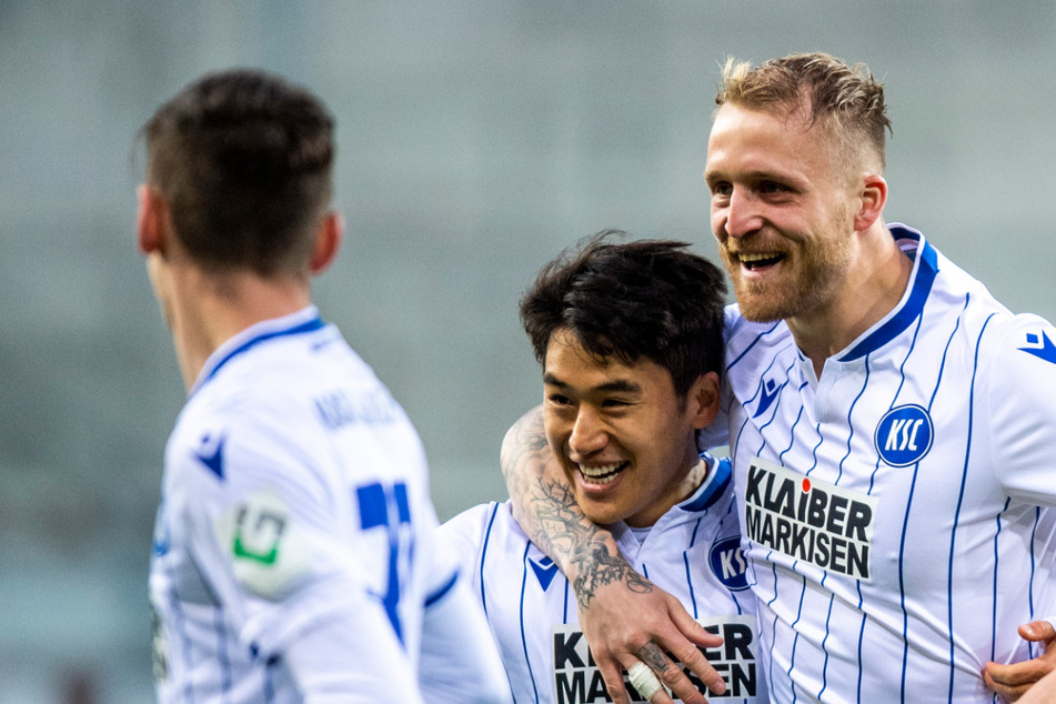 Beim Karlsruher SC wurden jetzt sogar zwei Spieler positiv auf das Coronavirus in der Isolation getestet, sodass sich die Quarantäne verlängert.