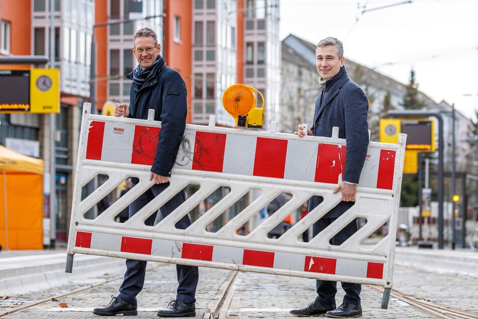 Entfernen nach und nach die Sperrzäune: Bürgermeister Stephan Kühn (45, Grüne, r.) und DVB-Vorstand Andreas Hemmersbach (56) sind froh, dass der Fetscherplatz ab Samstag wieder vollständig befahrbar ist.