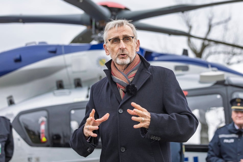 Bessere Möglichkeiten für die polizeiliche Gefahrenabwehr und die Kriminalitätsbekämpfung, aber auch für den Brand- und Katastrophenschutz - Innenminister Armin Schuster (67, CDU) vor dem ersten der drei H145.