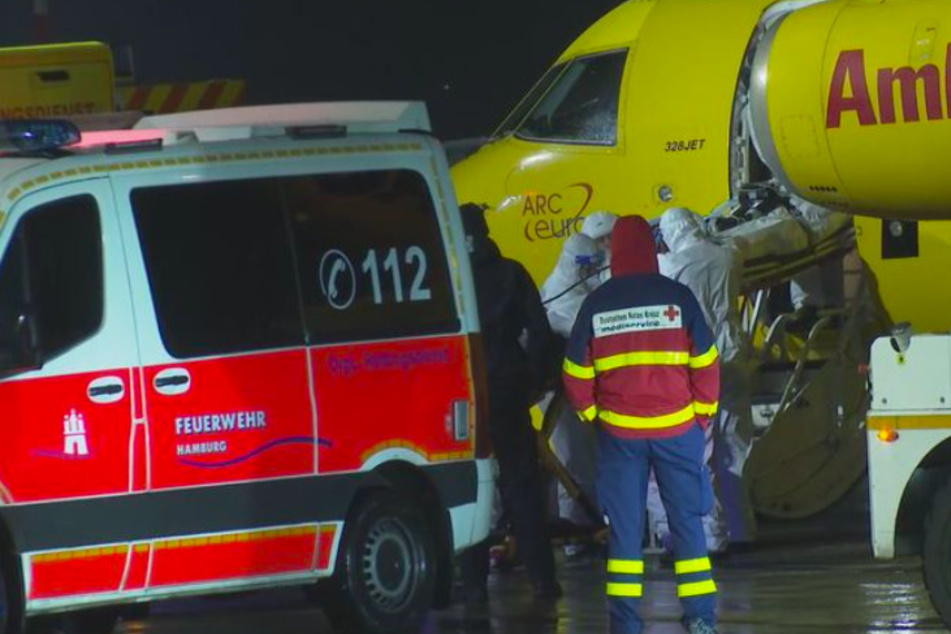 Ein Patient wird auf einer Trage aus dem ADAC Flugzeug geladen. Zwei Kranke wurden von München nach Hamburg gebracht.