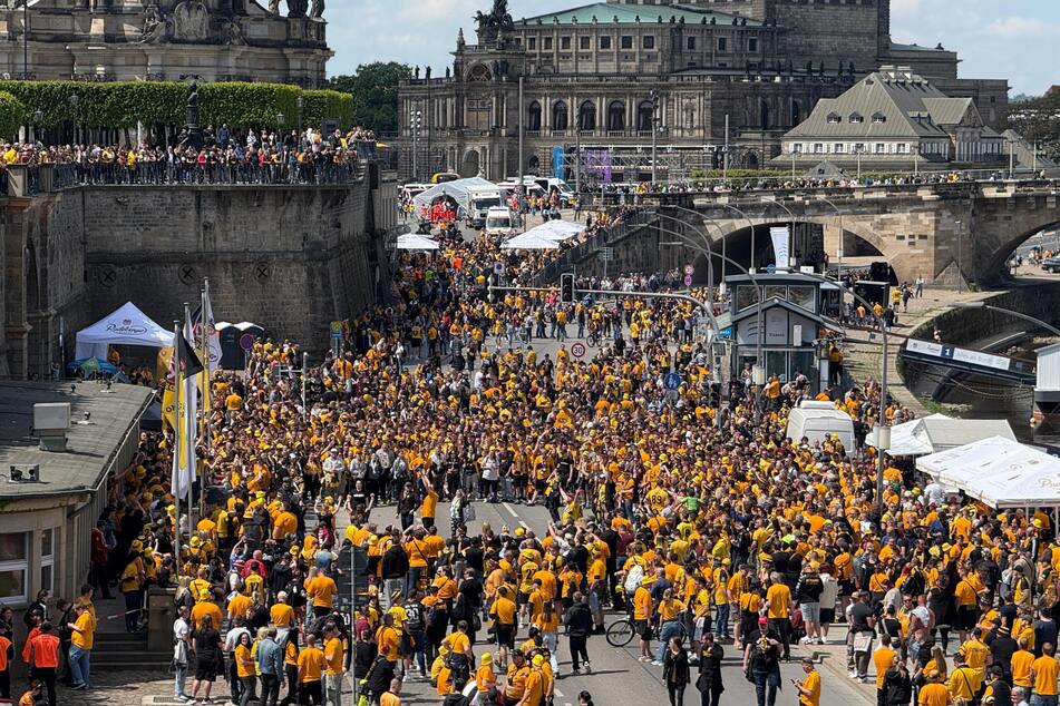 Das Terrassenufer ist schon jetzt voller Dynamo-Fans.