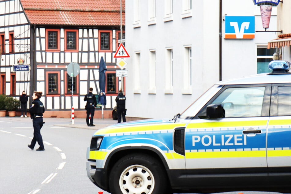 Die Volksbank-Filiale in der Bergstraßen-Gemeinde Rimbach wurde von zahlreichen Polizisten abgesperrt.