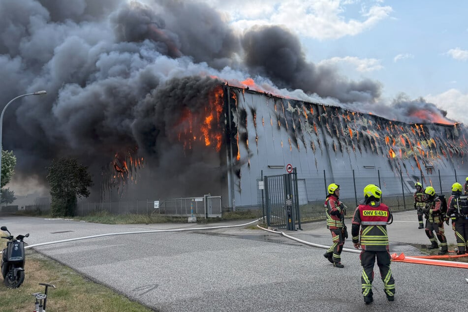 Berlin: Riesige Rauchsäule über Oranienburg: Lagerhalle steht lichterloh in Flammen