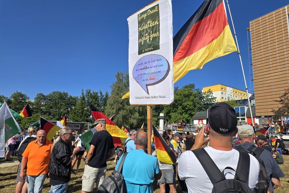 Die ersten Demonstranten versammeln sich auf dem Albertplatz.