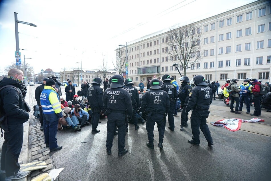 Gegen 12.50 Uhr löste die Polizei die Sitzblockade auf.