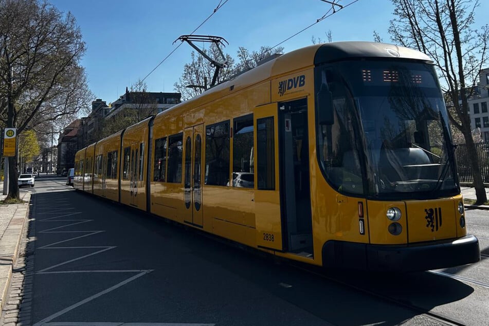 An der Haltestelle "Am Zwingerteich" kam es am Donnerstag zu einem Zusammenstoß zwischen einem Transporter und einer Teenagerin.