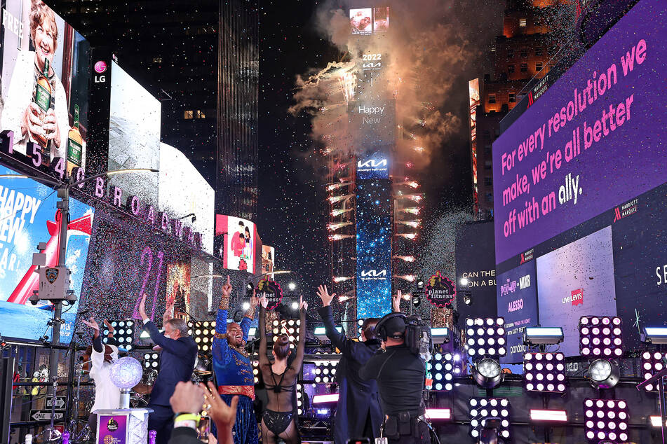 (From l to r) Chirlane McCray, Bill de Blasio, Michael James Scott, Mary Claire King, and Ben Crawford celebrate after the ball drops during the Times Square New Year's Eve 2022 Celebration in New York City.