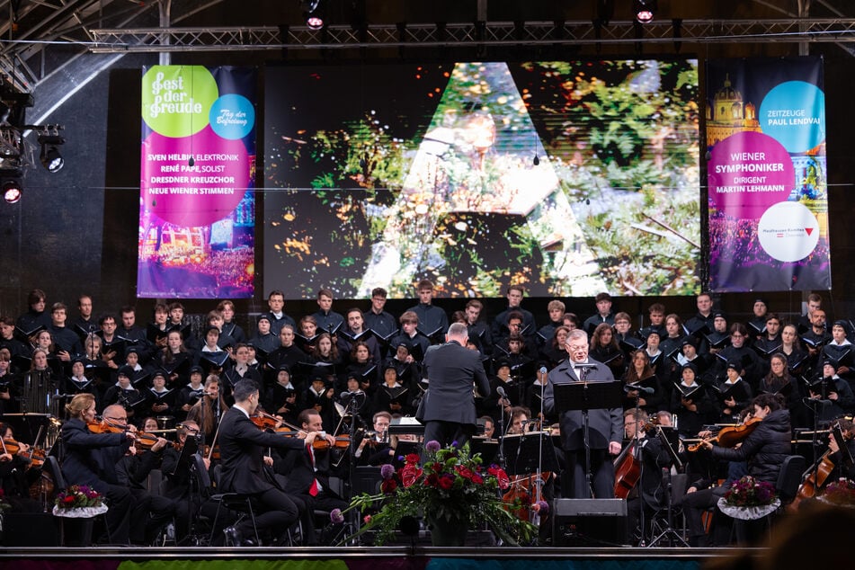 Konzertmoment am Donnerstagabend auf dem Wiener Heldenplatz: Kreuzkantor und Dirigent Lehmann (51), Bassist Pape (60), Kreuzchor, Neue Wiener Stimmen und die Wiener Symphoniker.