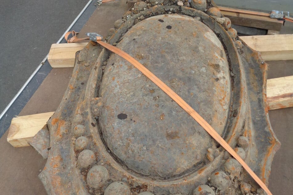 Das Gusseisen-Relief wird im Dresdner Lapidarium zwischenzeitlich eingelagert - über die weitere Restaurierung wird noch entschieden.