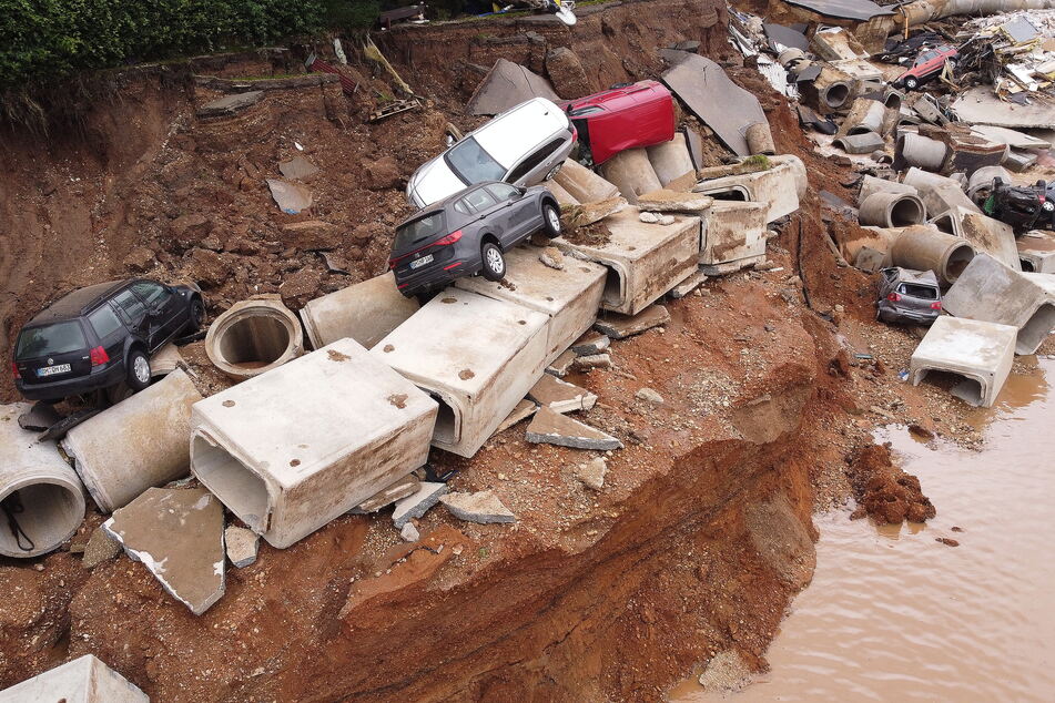 Zahlreiche Autos liegen nach der NRW-Flutkatastrophe in einem ausgespültem Teil des Ortsteils Blessem in Erftstadt.