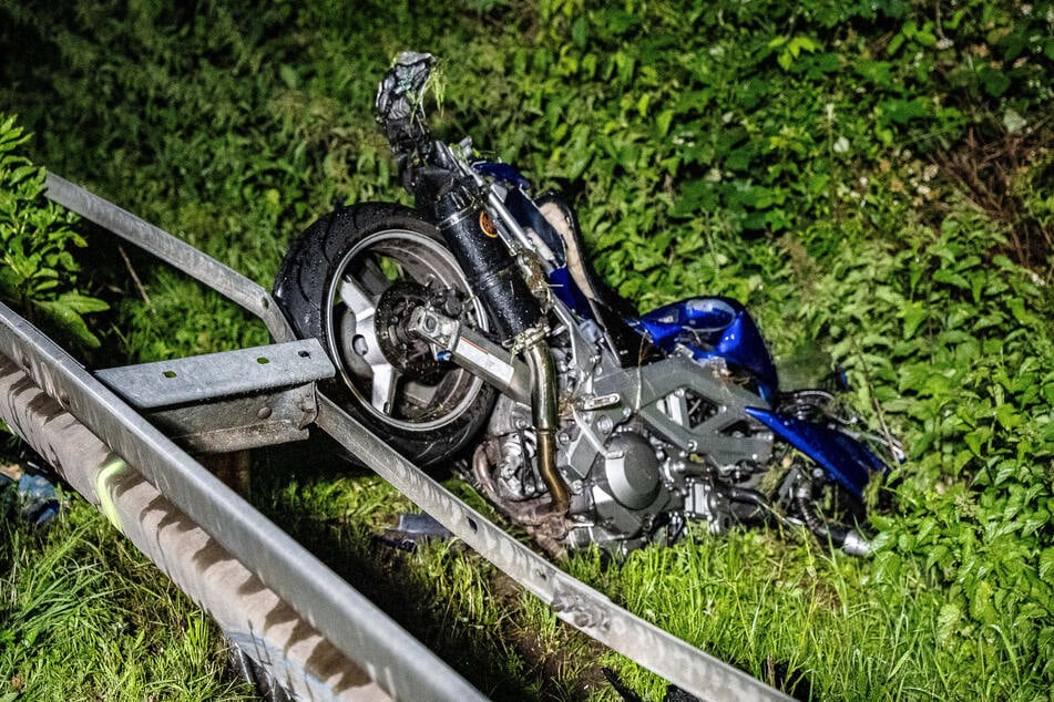 Ein 64-jähriger Motorradfahrer wurde in den Grüngürtel neben der Fahrbahn geschleudert und lebensgefährlich verletzt.