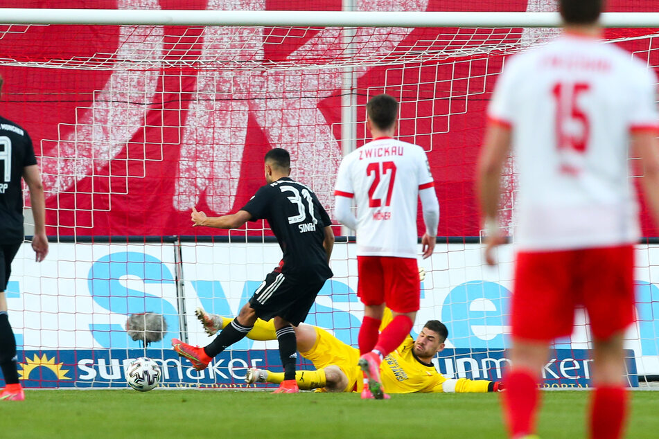 Tor für Bayern II: Sarpreet Singh (2.v.l.) trifft zum 0:1 gegen FSV-Torhüter Johannes Brinkies (2.v.r.).