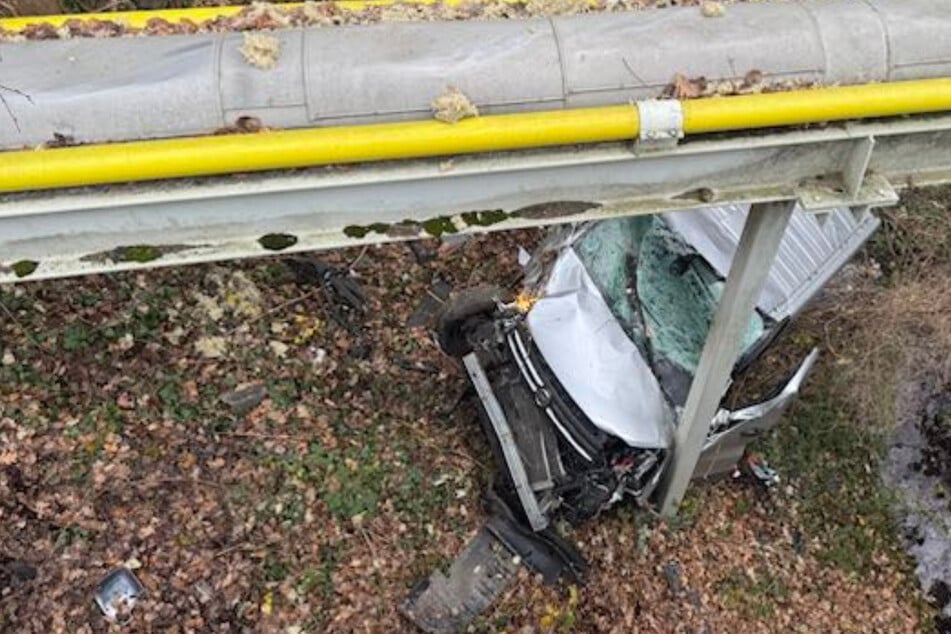 Schwerer Unfall im Norden: Autofahrer stürzt mit Fiat mehrere Meter in die Tiefe