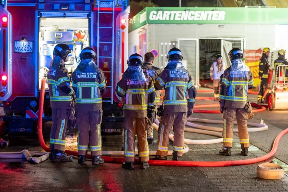 Eine Vielzahl an Einsatzkräften konnte in der Nacht in Markkleeberg verhindern, dass sich das Feuer auf das Hauptgebäude des Baumarkts ausbreitete.