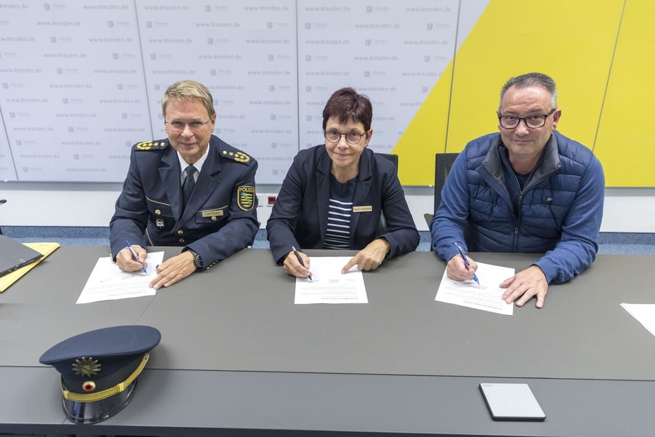 Polizeipräsident Lutz Rodig (61), Hochschulkanzlerin Karin Hollstein und Bürgermeister Jan Donhauser (55, CDU) unterschrieben gestern eine Kooperationsvereinbarung.