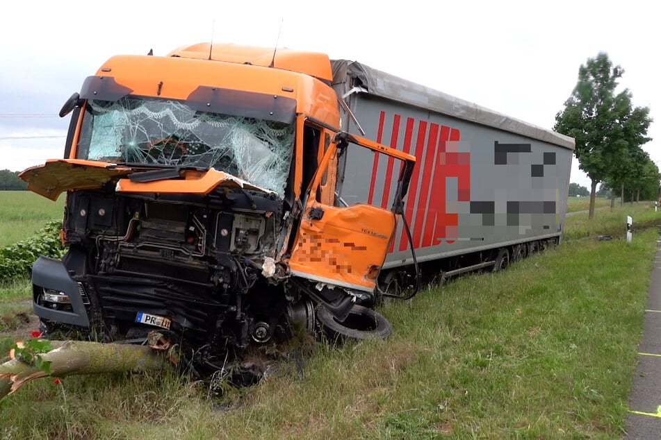 Aus noch ungeklärter Ursache krachte der Kleinbus frontal in einen entgegenkommenden Lkw.