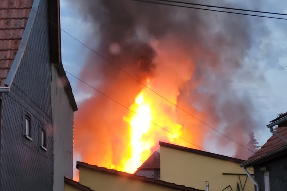 Flammen-Inferno in Thüringen: Feuer greift auf Wohnhäuser über
