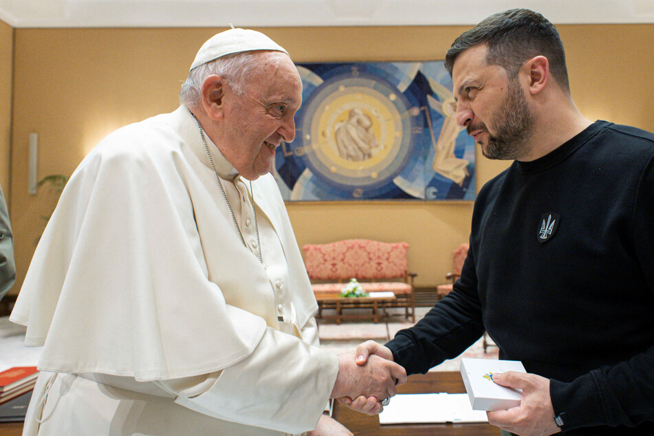 Ukraine war: Zelensky calls on Pope Francis to clearly condemn Russia in Vatican meeting