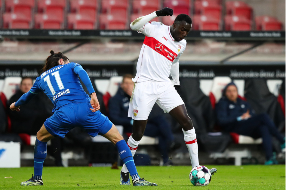 VfB-Angreifer Silas Wamangituka (r.) lässt Hoffenheims Florian Grillitsch links liegen.