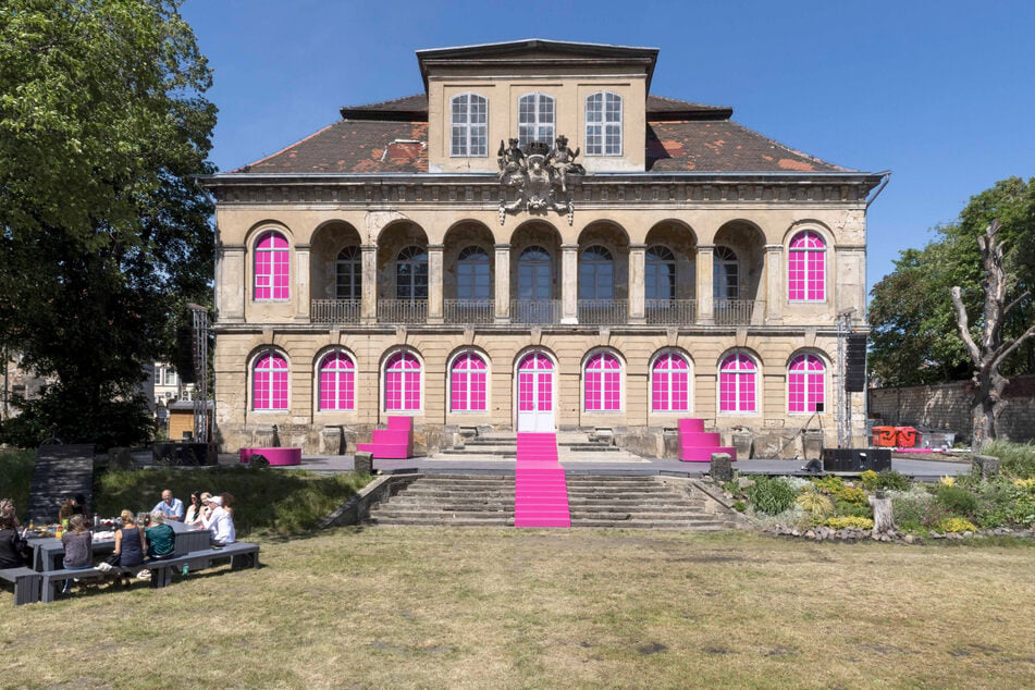 Schloss Übigau ist die malerische Bühne und Kulisse für das Sommertheater der Comödie.