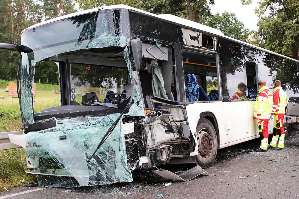Die 43-jährige Busfahrerin wurde mit schweren Verletzungen ins Krankenhaus eingeliefert.