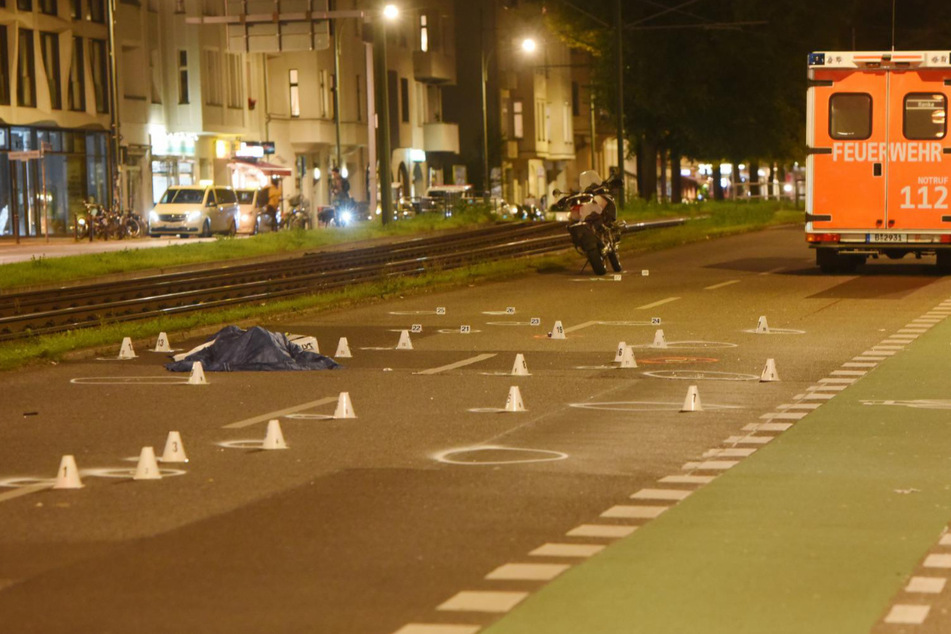 Motorradfahrer fährt Fußgänger um - tot!