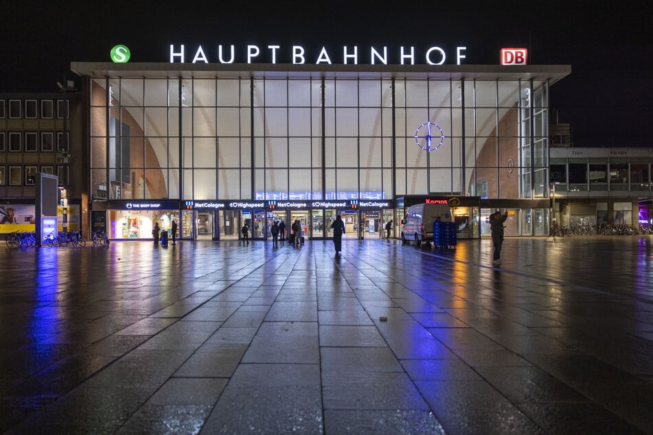 Statt der Züge fährt Schienenersatzverkehr. Eine Flotte von über 100 Bussen wird eingesetzt. (Symbolbild)