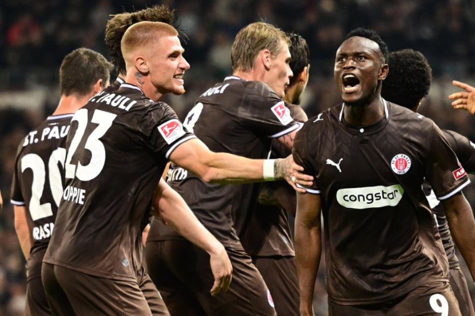 Pure Freude bei den St.-Pauli-Profis: Nach mehr als einem halben Jahr haben die Kiezkicker wieder einen Sieg geholt.