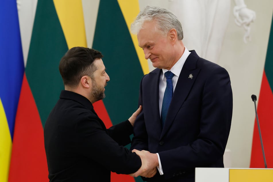 Der ukrainische Präsident Wolodymyr Selenskyj schüttelt dem litauischen Präsidenten Gitanas Nauseda nach einer gemeinsamen Pressekonferenz mit dem polnischen Präsidenten Nawrocki im Präsidentenpalast, die Hand.