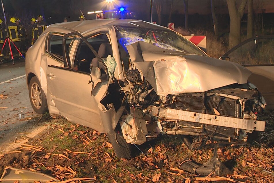 Die Autofahrerin wurde mit lebensgefährlichen Verletzungen per Hubschrauber in ein Krankenhaus gebracht.
