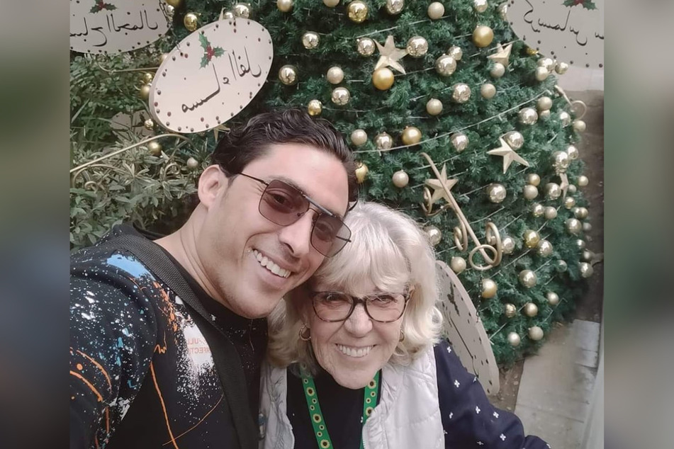 Iris Jones (82) und ihr 46 Jahre jüngerer Toyboy Mohamed Mohamady (36) vorm Weihnachtsbaum.