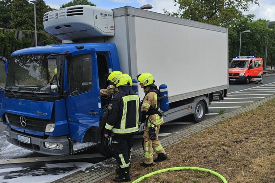 Unfall A111: Lkw auf A111 fängt Feuer: Eine Person verletzt