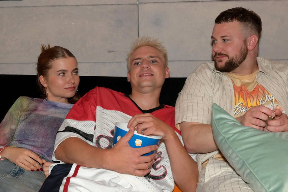 Johanna und Jonas (r.) werfen sich hinter dem Rücken von Moritz verliebte Blicke zu.