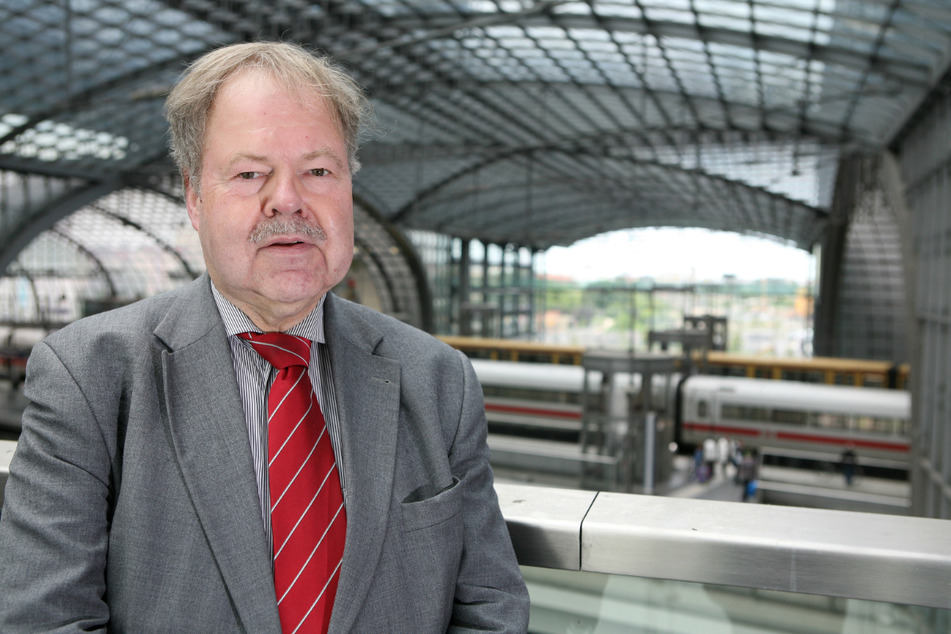Der Ehrenvorsitzende des Fahrgastverbandes Pro Bahn, Karl-Peter Naumann (71), kritisiert angesichts der Probleme die mangelnden Kapazitäten.