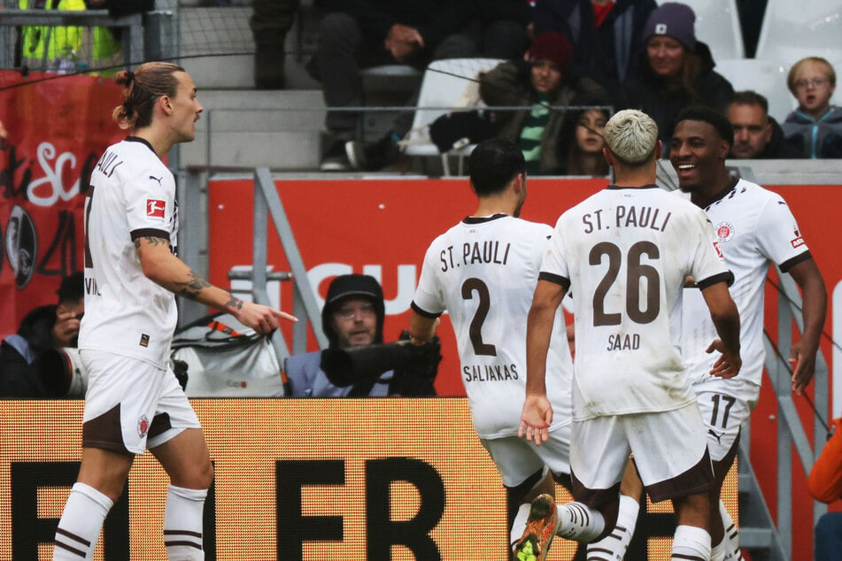 Der FC St. Pauli holte beim SC Freiburg den ersten Sieg der Saison. Oladapo Afolayan (r) und Elias Saad (Zweiter von rechts) erzielten die Tore.