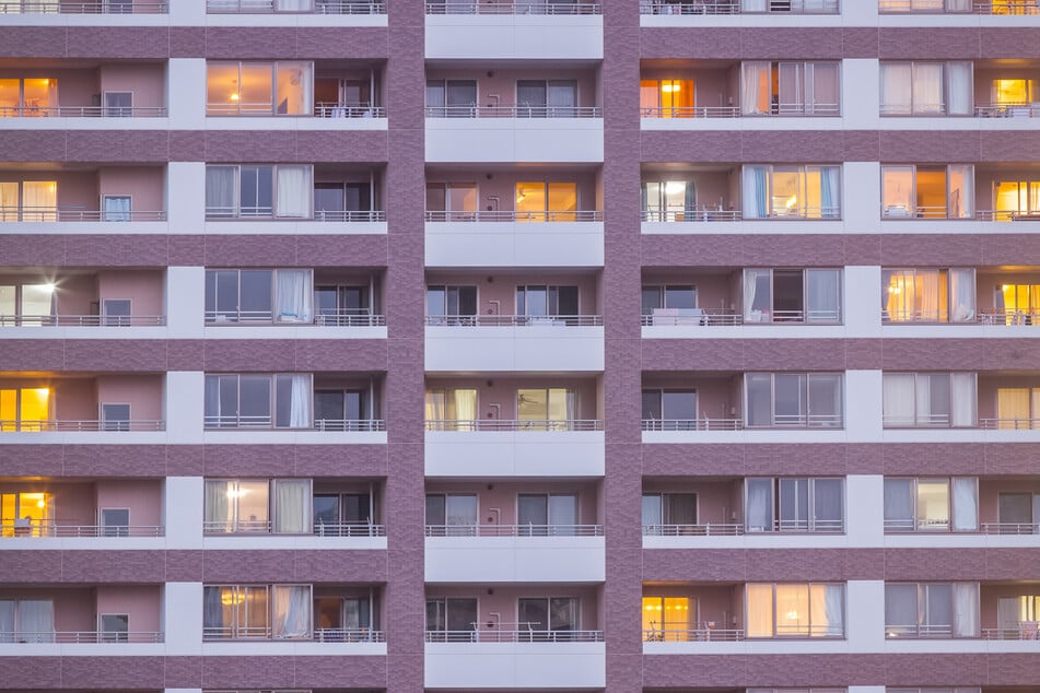 Ein Zweijähriger hat einen Sturz aus einem Hochhaus überlebt. (Symbolfoto)