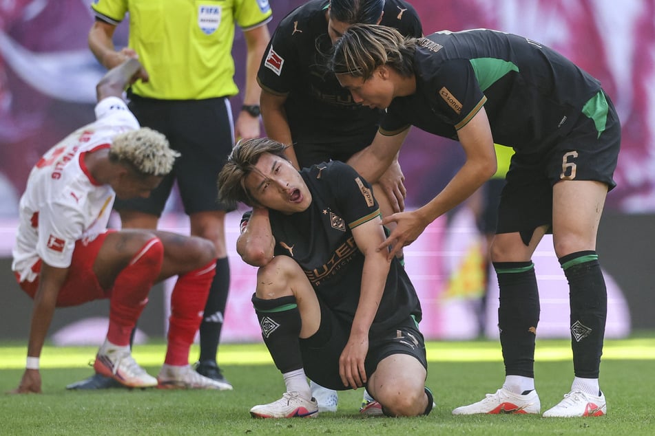 Nach dem Zusammenprall merkte der Japaner sofort, dass im Nackenbereich etwas nicht stimmte. Seine Mitspieler stabilisierten ihn schließlich auf dem Rasen, bis die Mannschaftsärzte kamen.