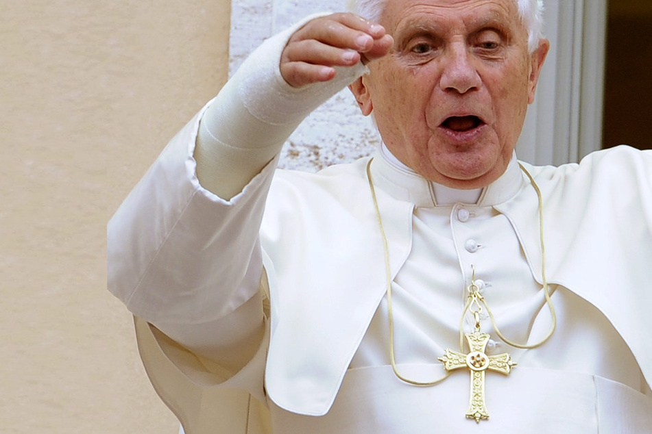 Gestohlenes Papst-Brustkreuz: Polizei kann Verdächtigen festnehmen