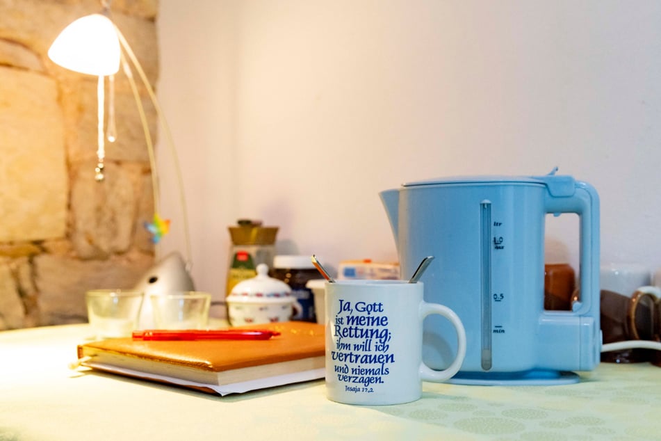 Muntermacher zum Glockengeläut: Nach der Friedhofsnacht gehört auch eine Tasse Jacobs Kaffee zum kleinen Pilgerfrühstück.