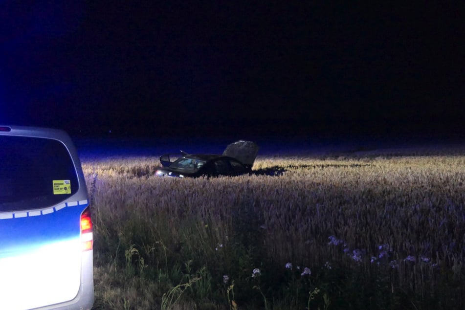 Rettungskräfte der Feuerwehr halfen bei der Suche nach dem zweiten Flüchtigen.