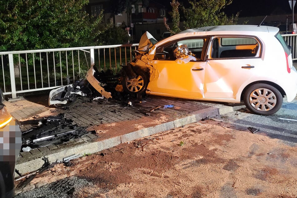 Die Front des Skoda ist komplett demoliert.
