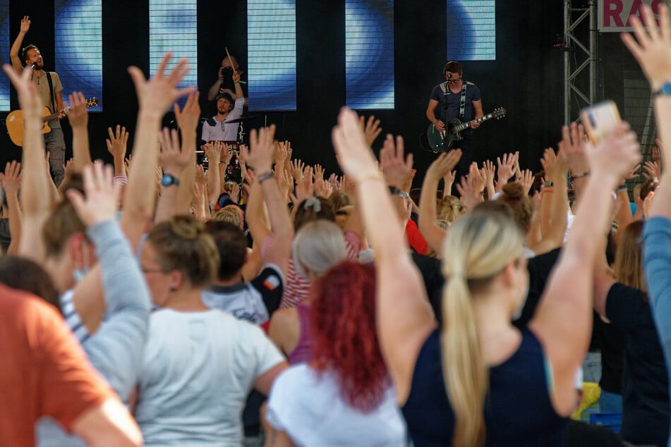 Die Band "Miljö" steht beim Konzert "Sommer im Garten" am Kölner Tanzbrunnen auf der Bühne.