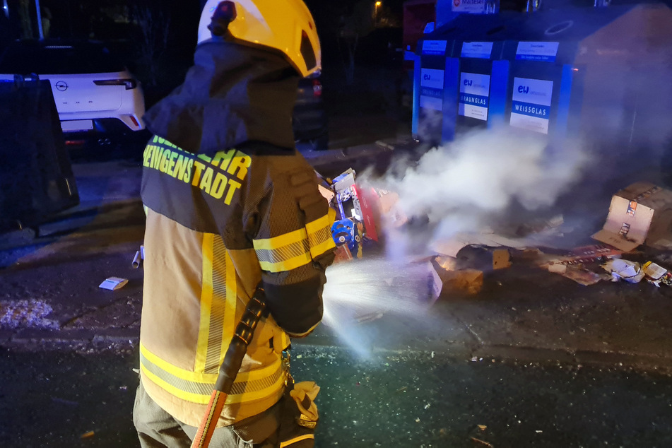 Die Einsatzkräfte löschten in der Mescheder Straße einen brennenden Altpapiercontainer und brennende Feuerwerkskörper.