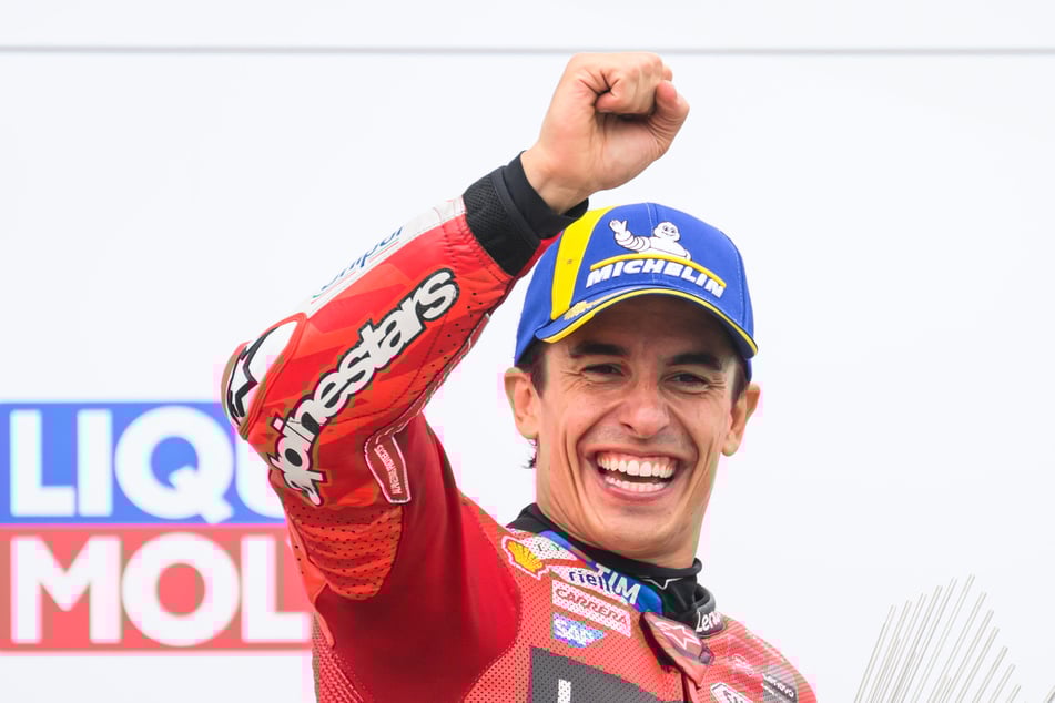 Motorrad-Rennfahrer Marc Márquez (32) aus Spanien jubelt auf dem Podium.