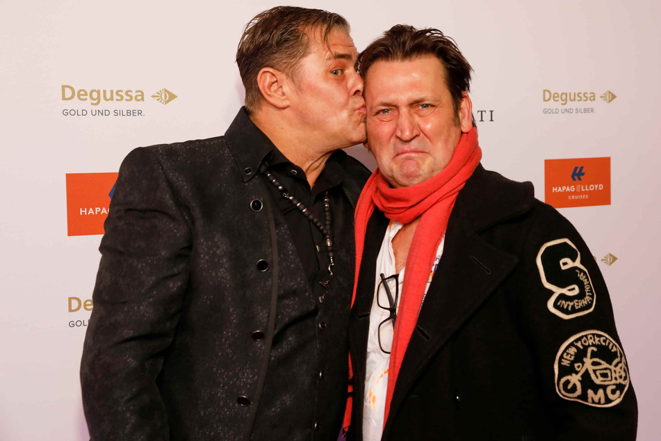 Die Schauspieler Sven Martinek (l.) und Ingo Naujoks haben auch nach fast zehn Jahren noch Spaß am Set.