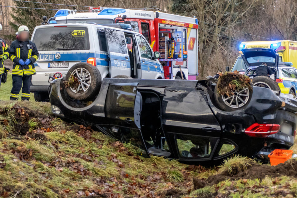 Schwerer Unfall an Heiligabend im Erzgebirge: BMW überschlagt sich